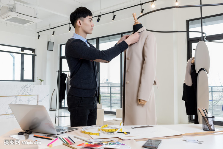 男服裝設計師的工作狀態與產品設計流程